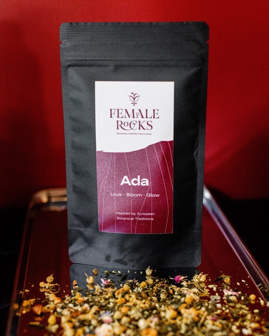 Ada — Kräutermischung von Female Rocks, Verpackung mit Rosenblüten