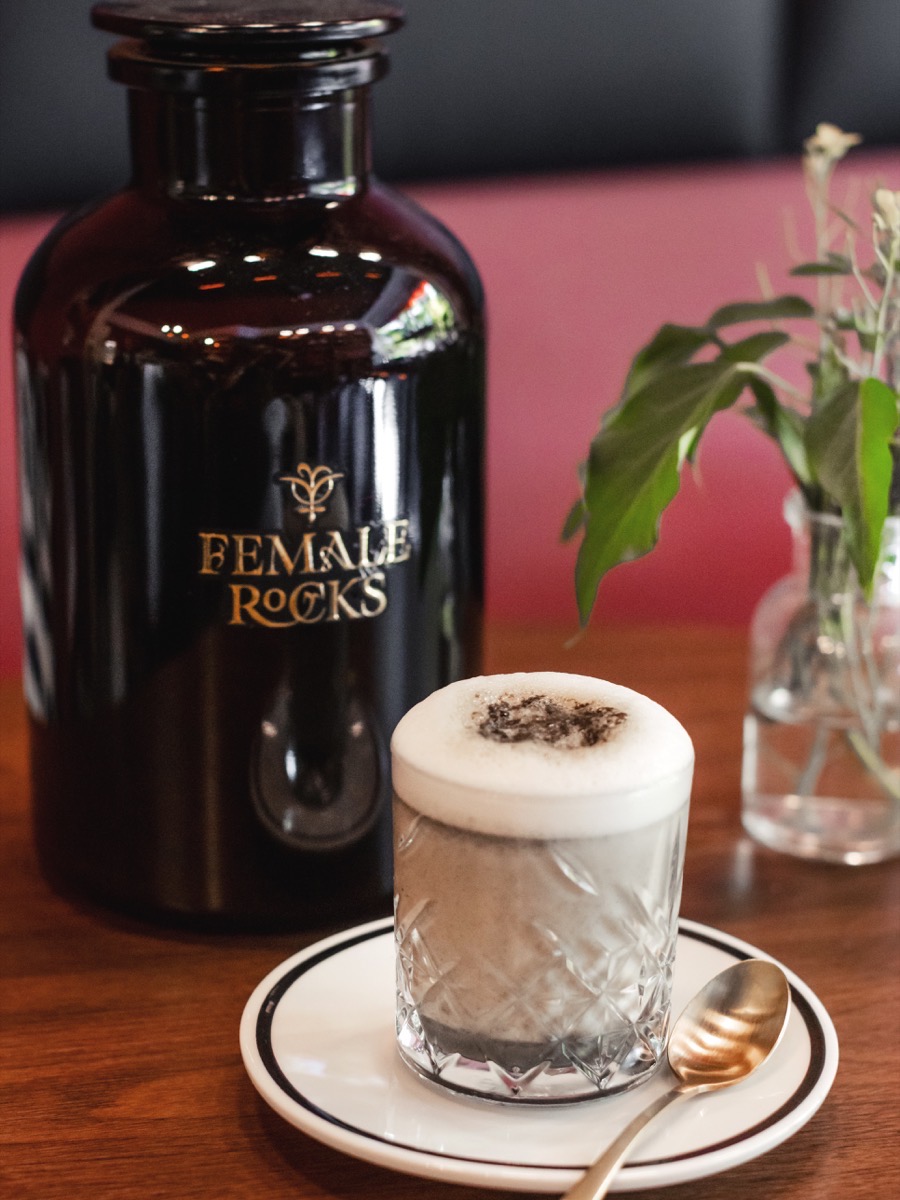Hausgemachte Brennnesselatte neben einer Female-Rocks-Apothekerflasche
