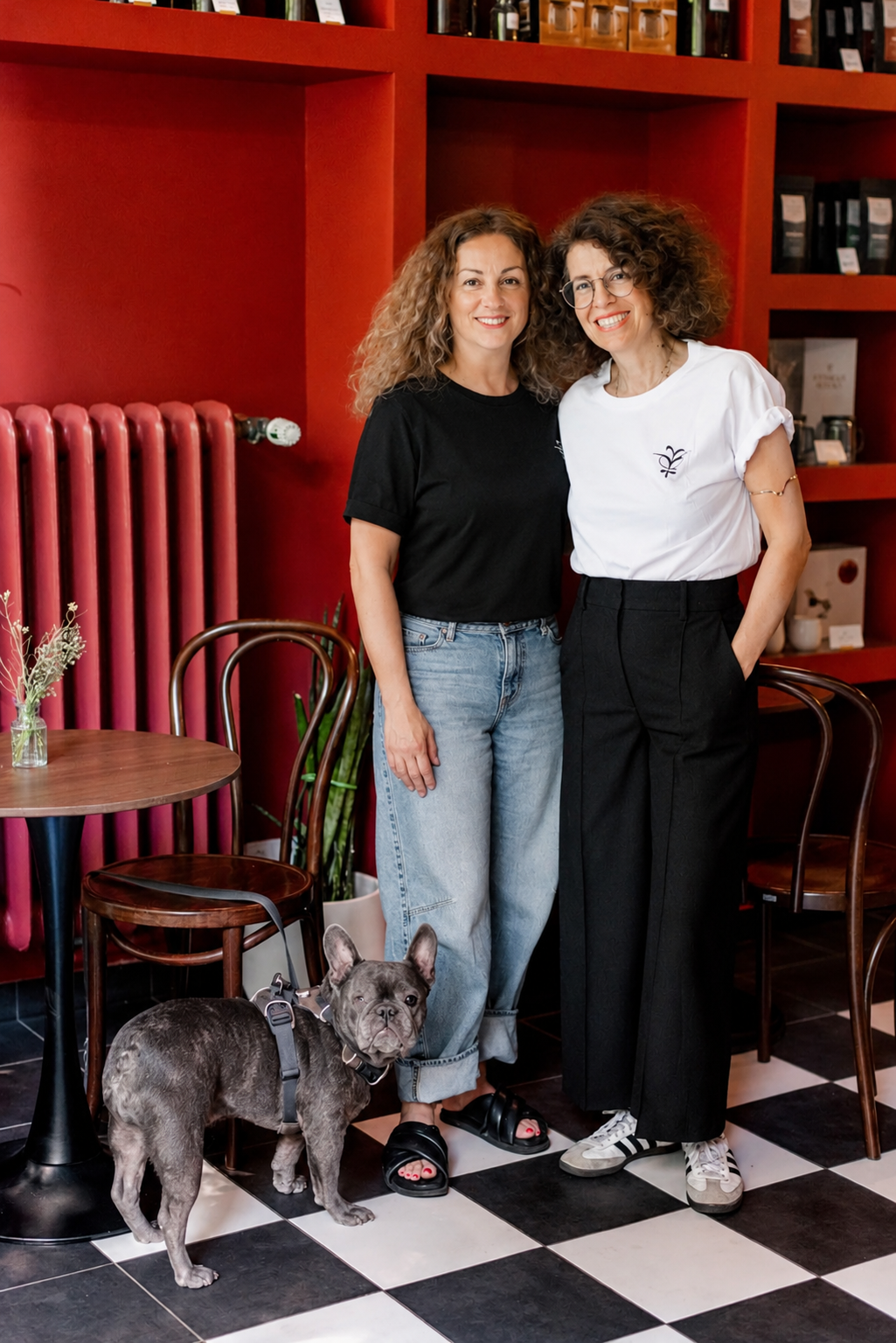 Ruži und Mira, die Gründerinnen von Female Rocks, mit Castro im Café